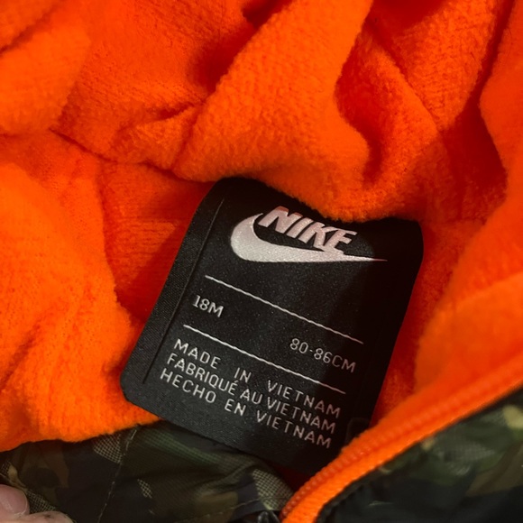 Size 18 Month boy snow suit. Hands and feet have flaps - Picture 5 of 6